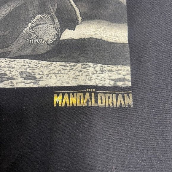 Mandalorian "The Child" Black Baby Yoda T-shirt - Size Small Star Wars - Picture 5 of 10
